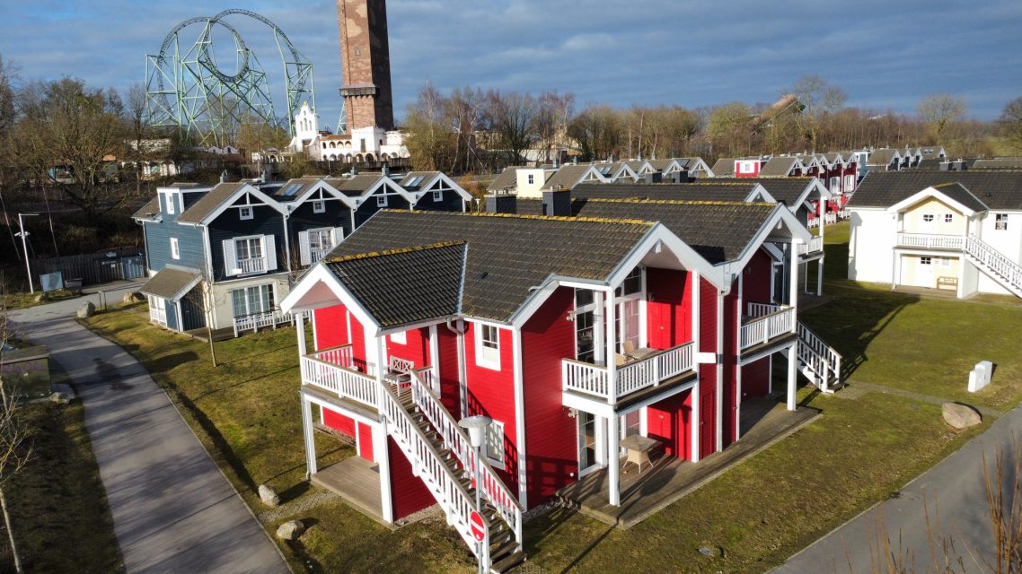 Ein rotes skandinavisches Ferienhaus in der Nähe des Hansa-Parks